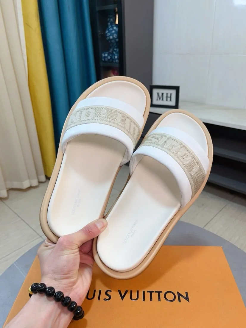 Ex-factory price 360🌹🌹 (lv-Louis Vuitton) New men's slippers, high-end boutique, exquisite embossed logo decoration on the upper, fine workmanship, super soft soles, casual, loose and comfortable, a must-have in summer! \nsize：38-44